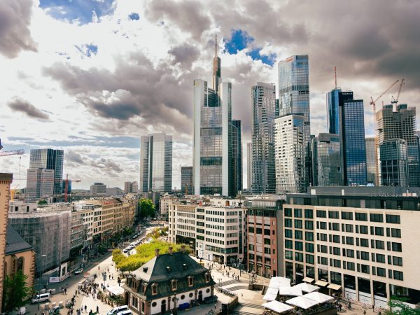 Investir dans l&rsquo;immobilier à Francfort en 2026 : guide complet pour expatriés